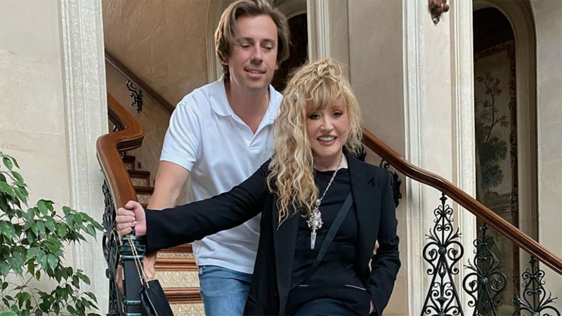 Алла Пугачева и Максим Галкин* у своего замка. Фото: соцсети Максима Галкина*