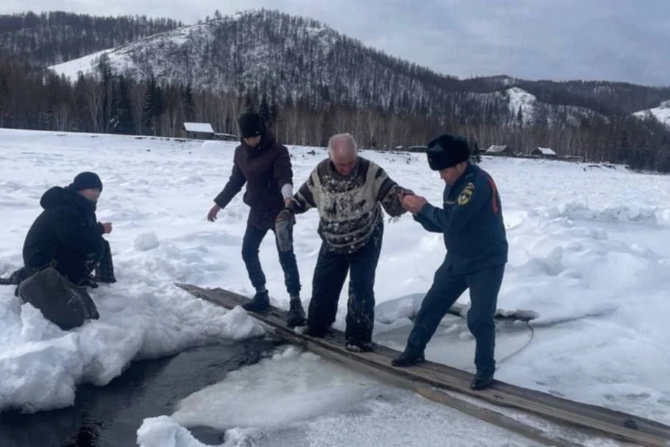 Школьники удерживали тонувшего до приезда спасателей. Фото: ГУ МЧС России по Республике Тыва.