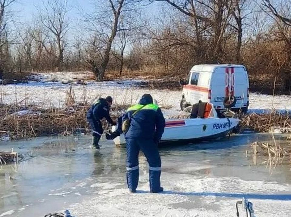 Спасатели ищут рыбаков.