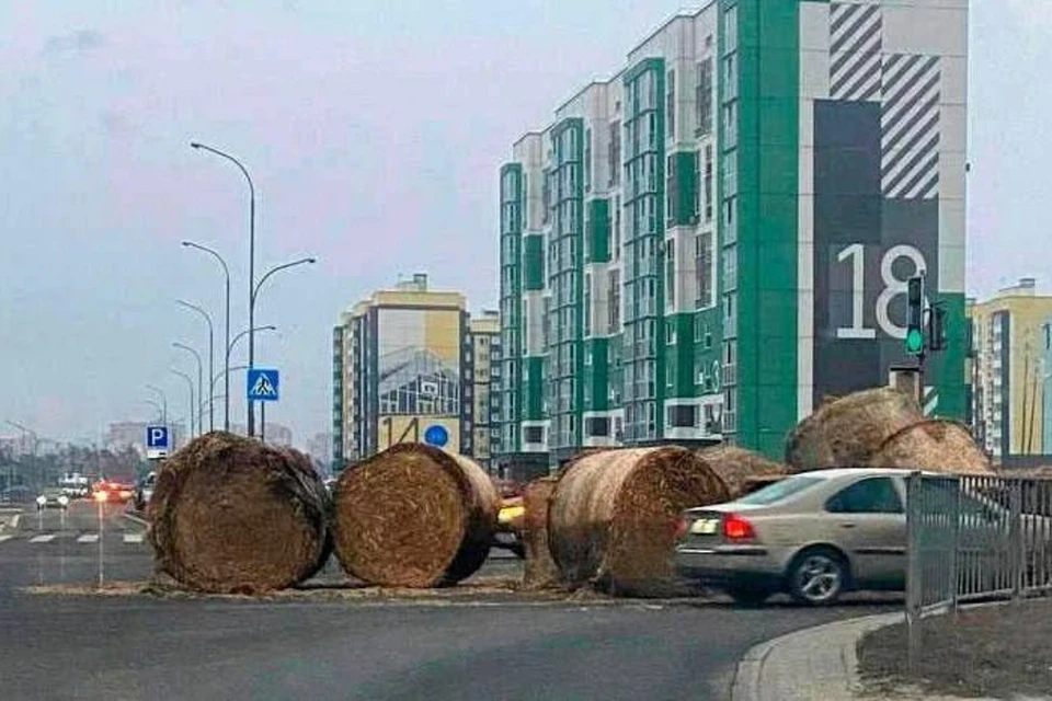 В Бресте тракторист по дороге растерял тюки соломы. Фото: телеграм-канал газеты «Заря».