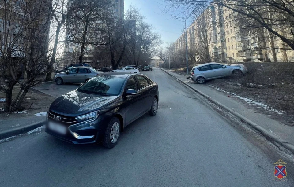 Сбив человека и протаранив машины, автолюбительница заехала на горку.