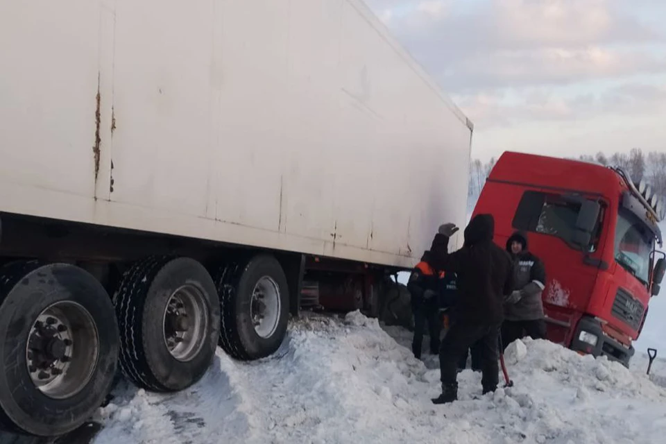 Только с помощью тяжелой техники фуру удалось вернуть на дорогу