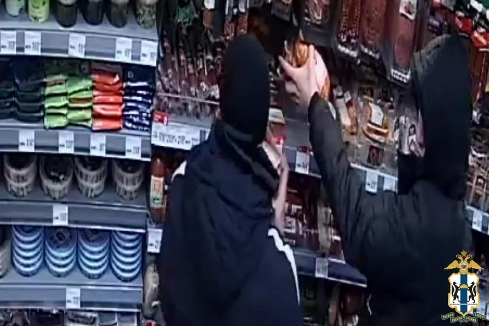 В Новосибирске поймали 18-летнего рецидивиста, ограбившего продуктовый. Фото: стоп-кадр.