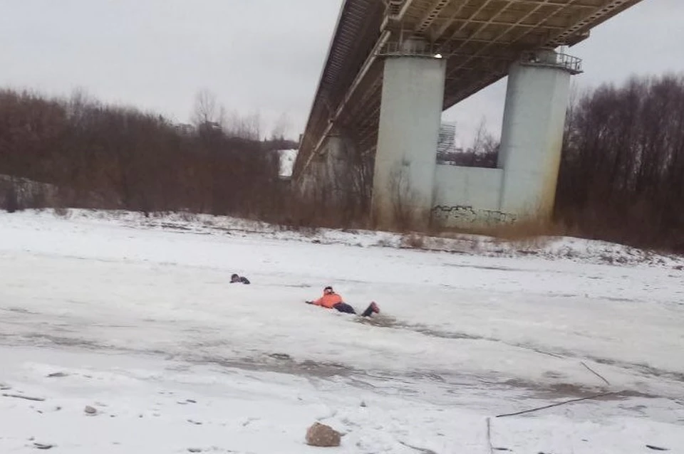 Тонувшего мужчину спасли под метромостом в Нижнем Новгороде.