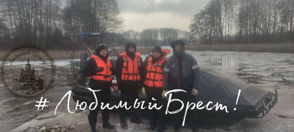 Брестские спасатели придумали способ не допустить рыбаков на тонкий лед. Фото: телеграм-канал «Любимый Брест»