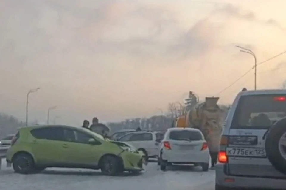 Причиной ДТП стал снегопад. Фото: принтскрин видео dpskontrol_125rus.