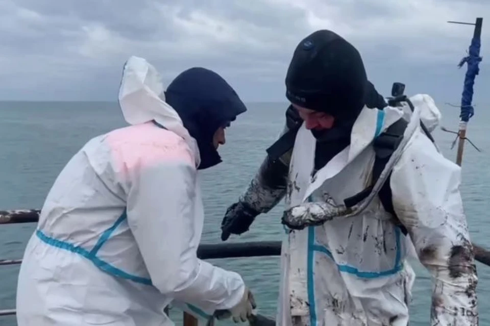 Части затонувшего танкера обследуют водолазы. Фото: МЧС России