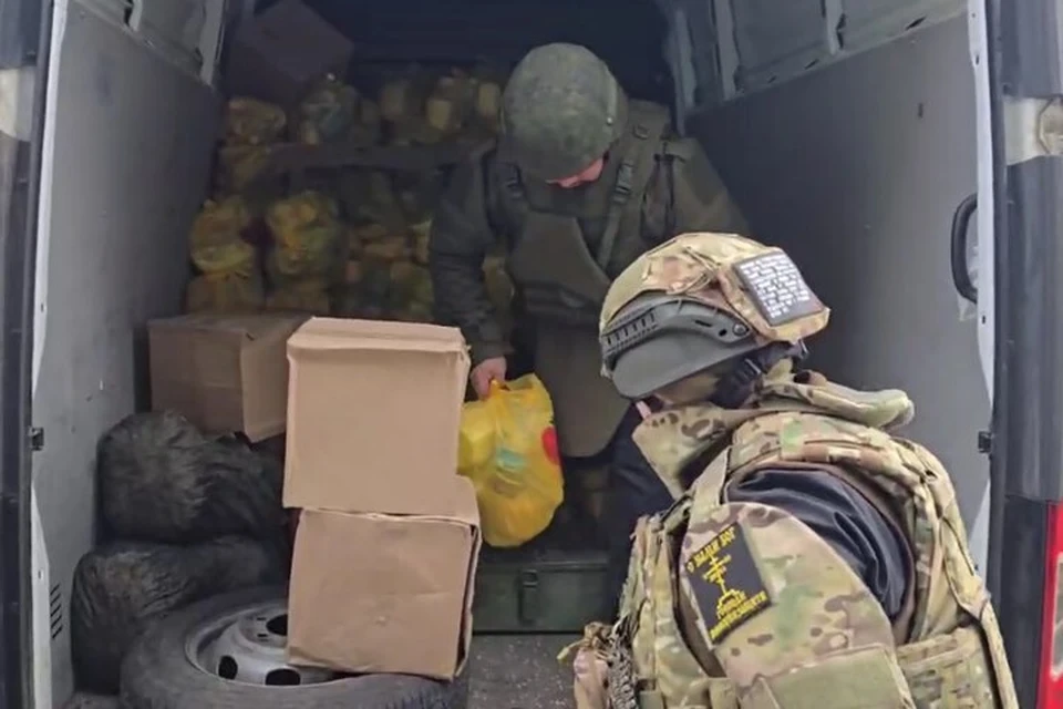 Гумпомощь в Голой Пристани грузили во время обстрела ВСУ. Фото: Специальный гуманитарный центр Крымской митрополии