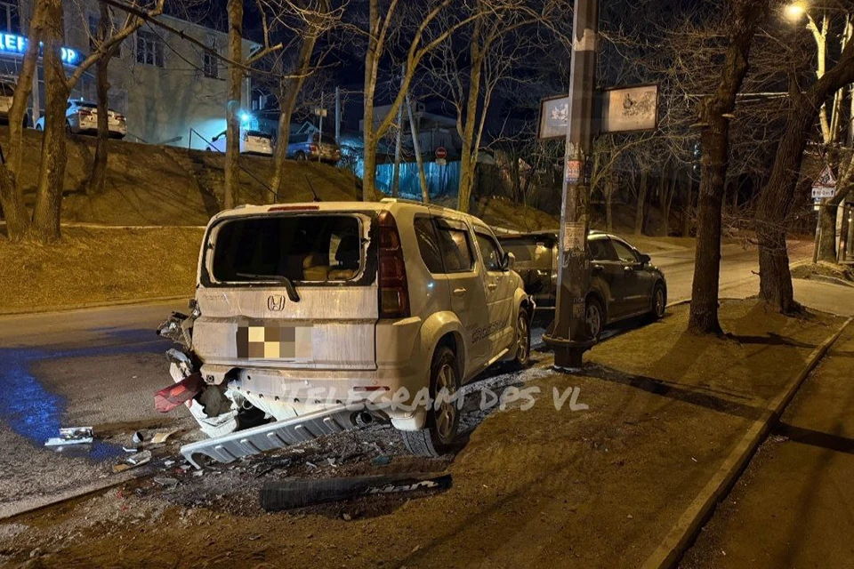 Кроме Toyota Land Cruiser участниками аварии стали Honda Crossroad и Honda Stream. Фото: DPS VL.