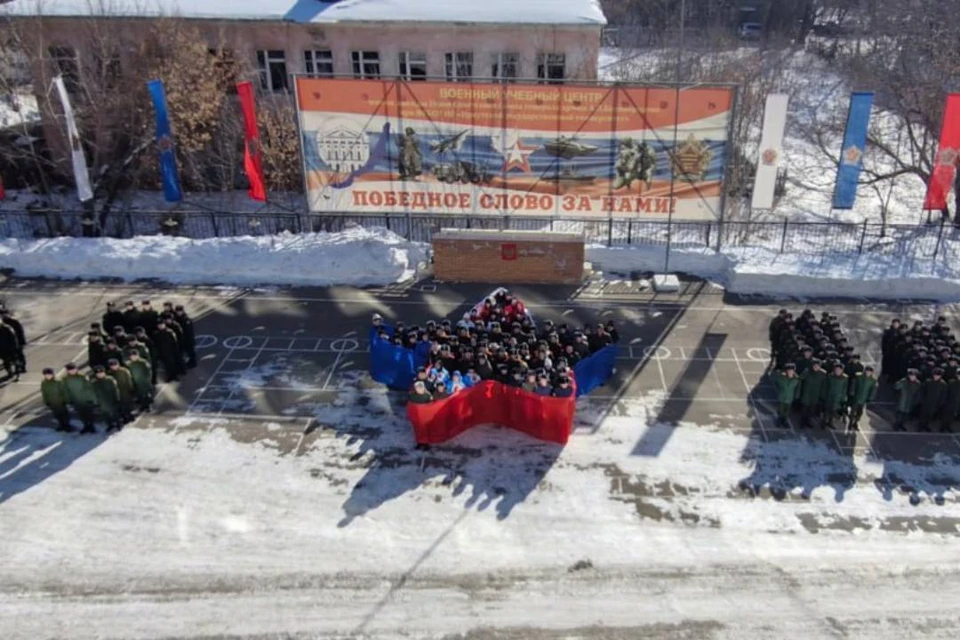 Жители Иркутска приняли участие в акции «Символ Героя».