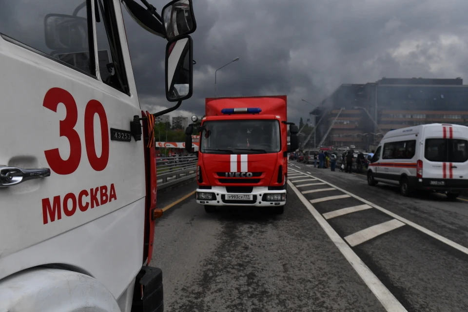 Автомобиль и две бытовки загорелись на юге Москвы