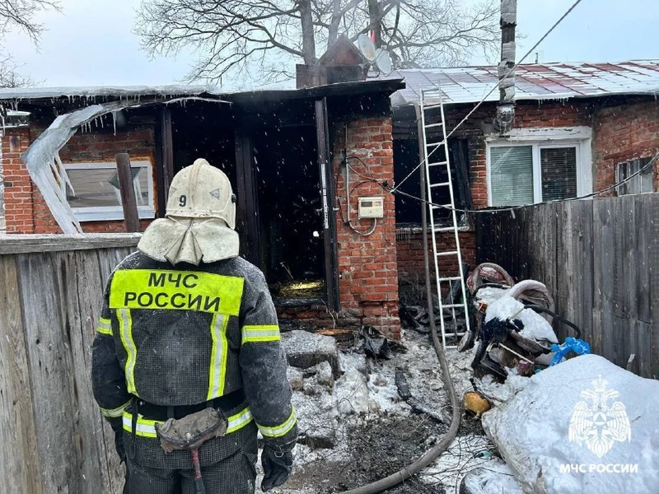 При пожаре в частном доме погибли три человека