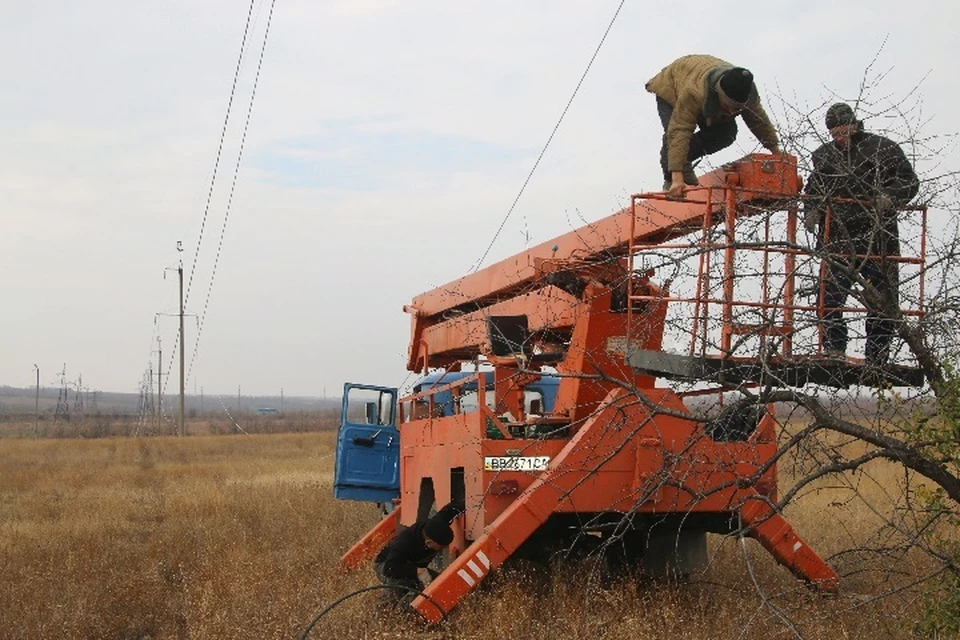 Только за прошлый год специалисты восстановили девять трансформаторных подстанций и около 7 000 метров линий электропередачи для поселка (архивное фото)