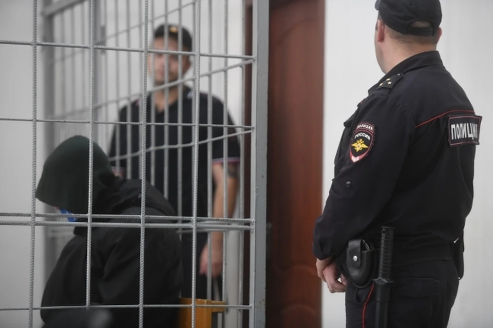 В отделе подозреваемый дал признательные показания. Его взяли под стражу.