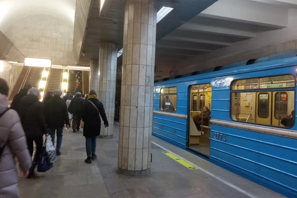 Камеры метро Новосибирска выявили наркоторговку, которая была в розыске 21 год.