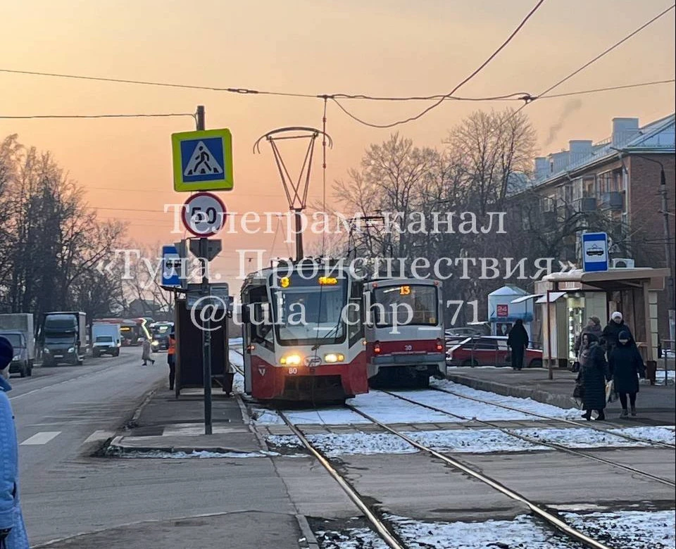 Утром 27 февраля сразу на нескольких улицах в Туле встали трамваи. Фото: Telegram-канал «Тула. Происшествия».
