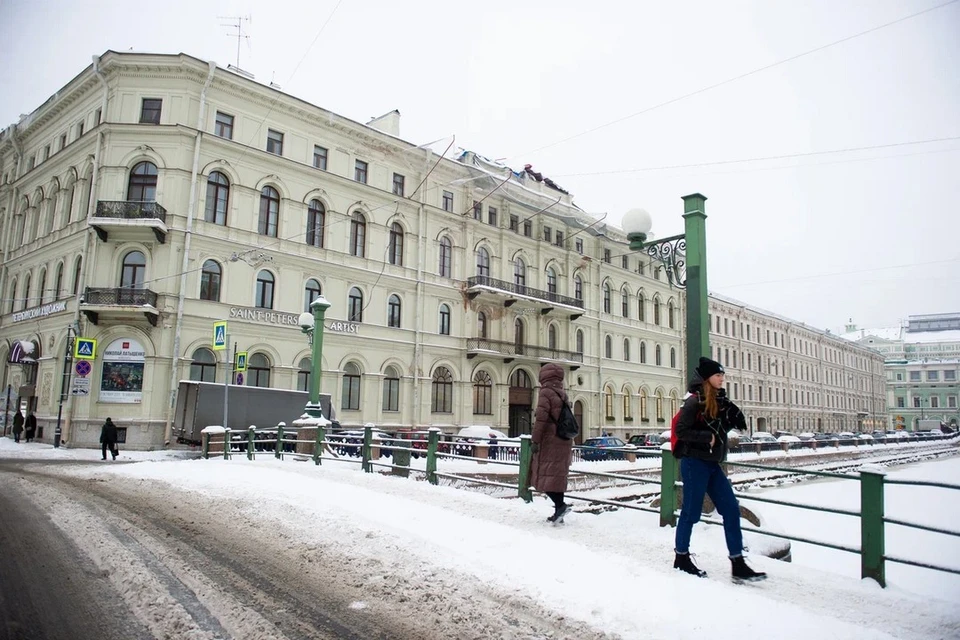 Петербуржцам напомнили, как уберечь детей от падения из окна.
