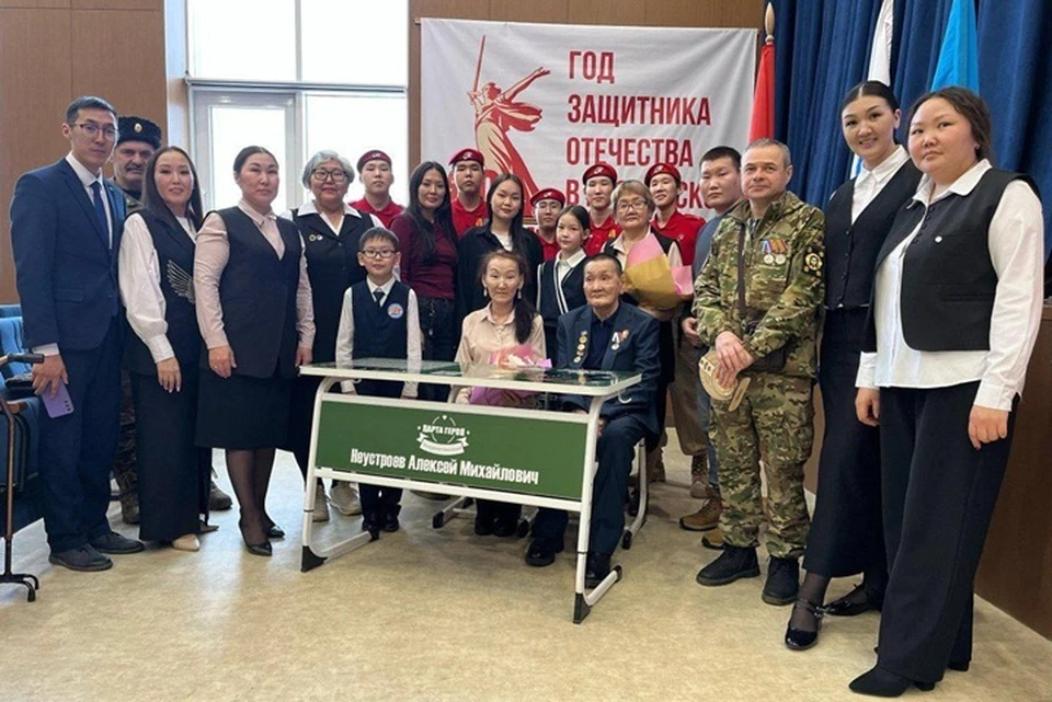 «Парту Героя» открыли в Мархинской школе № 1. Фото: управление образования Якутска