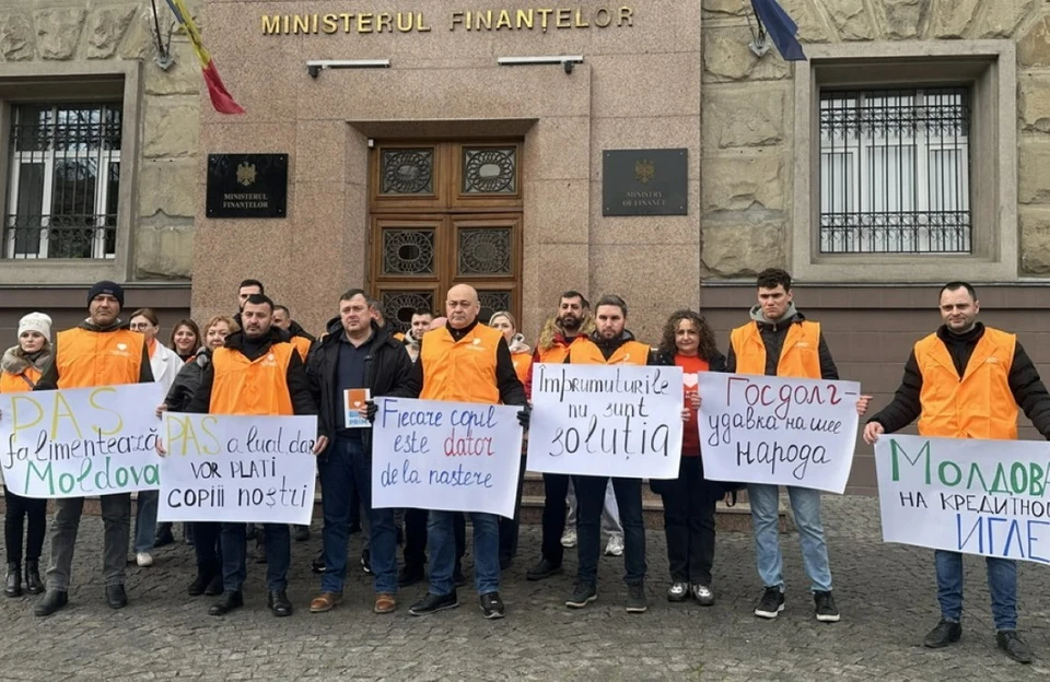 Республиканская партия INIMA MOLDOVEI провела флешмоб у Министерства финансов.