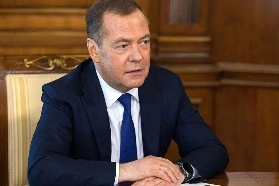 Медведев: говорить по Украине нужно с людьми, а не с дрессированными животными