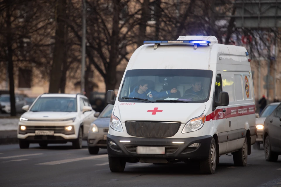 Пострадавший от ножа мужчина был доставлен в больницу.