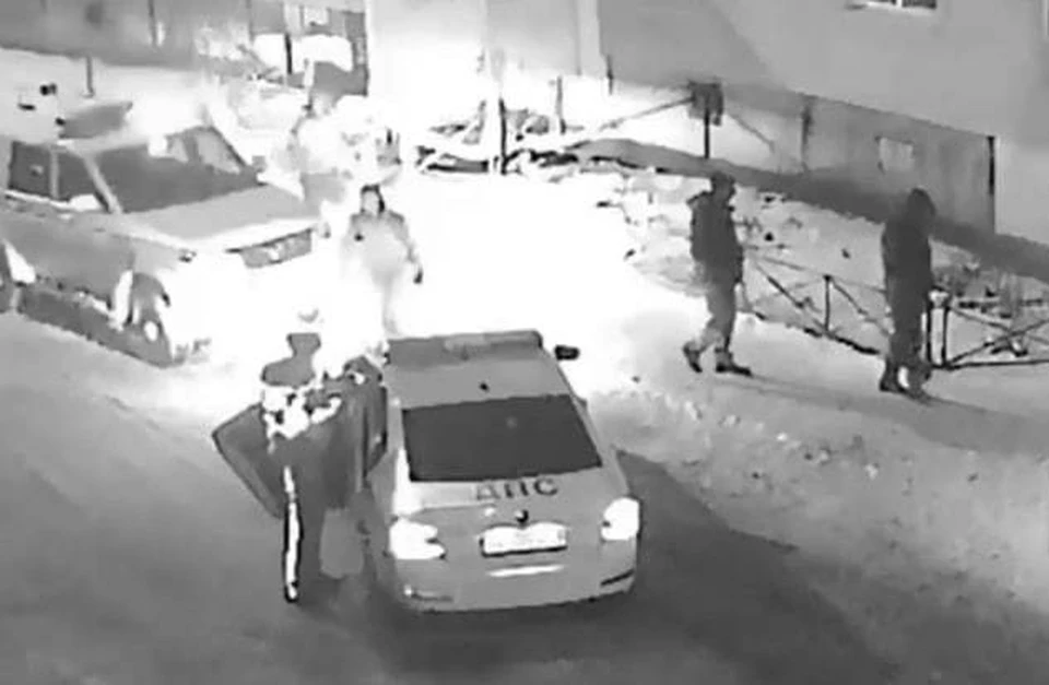 Во время задержания водителя прохожий схватил одного из полицейских за форму и попытался добраться до кобуры с табельным оружием