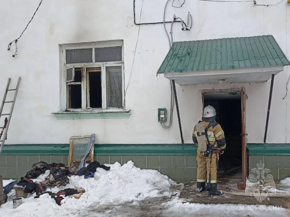 В результате происшествия огонь повредил внутреннюю отделку квартиры и вещи на площади в 14 квадратных метров.