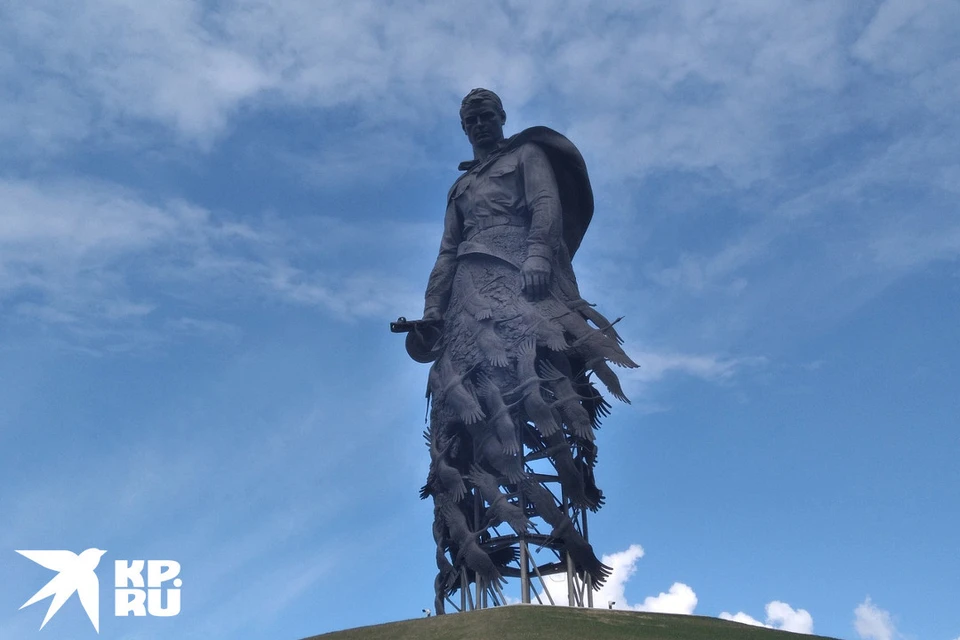 Величественный памятник Ржевского мемориала, посвященный павшим советским солдатам.