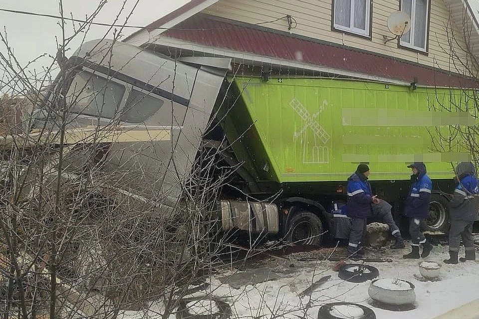 В Нижегородской области грузовик врезался в частный дом. Фото: Telegram-канал регионального МЧС