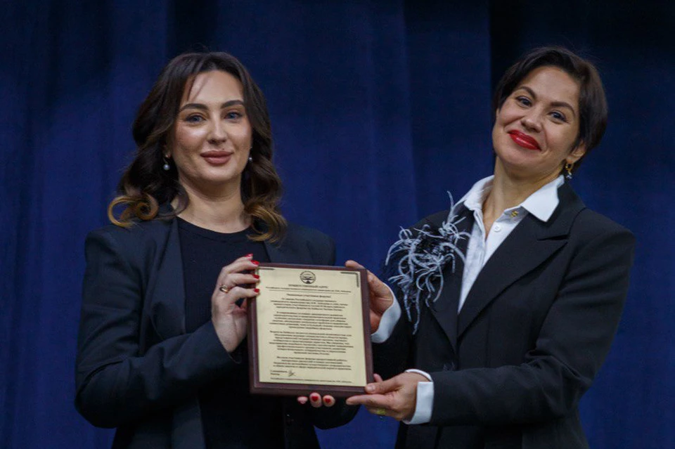 Организаторы форума, Регина Чернякова (адвокат, управляющий партнер АБ "Чернякова и партнеры") и Юлия Коваленко (к.ю.н., руководитель юридической фирмы "Легалайт") получили приветственный адрес от Российского государственного университета Правосудия. Фото: Стас ЛАРЁВ