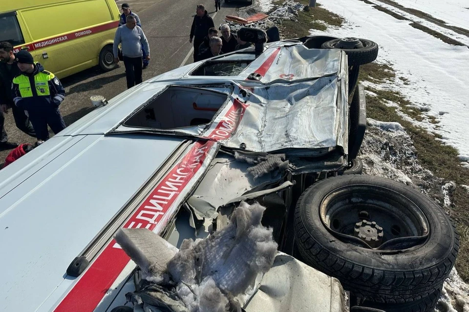 Машина скорой помощи перевернулась Фото: пресс-служба ГУ МВД РФ по Краснодарскому краю