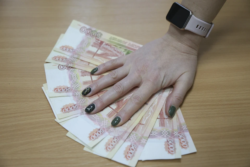 В производстве следователей полиции находится еще одно уголовное дело о хищении 1,3 млн рублей со счета предпринимателя. Фигуранткой является все та же бывшая банковская работница.