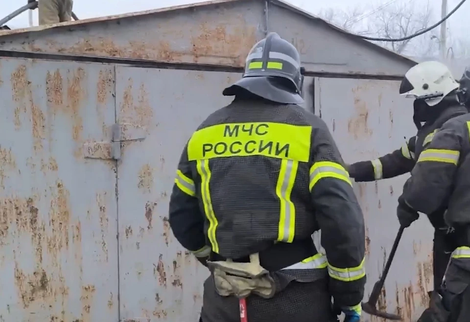 Пожар вспыхнул в гаражном кооперативе. ФОТО: МЧС России