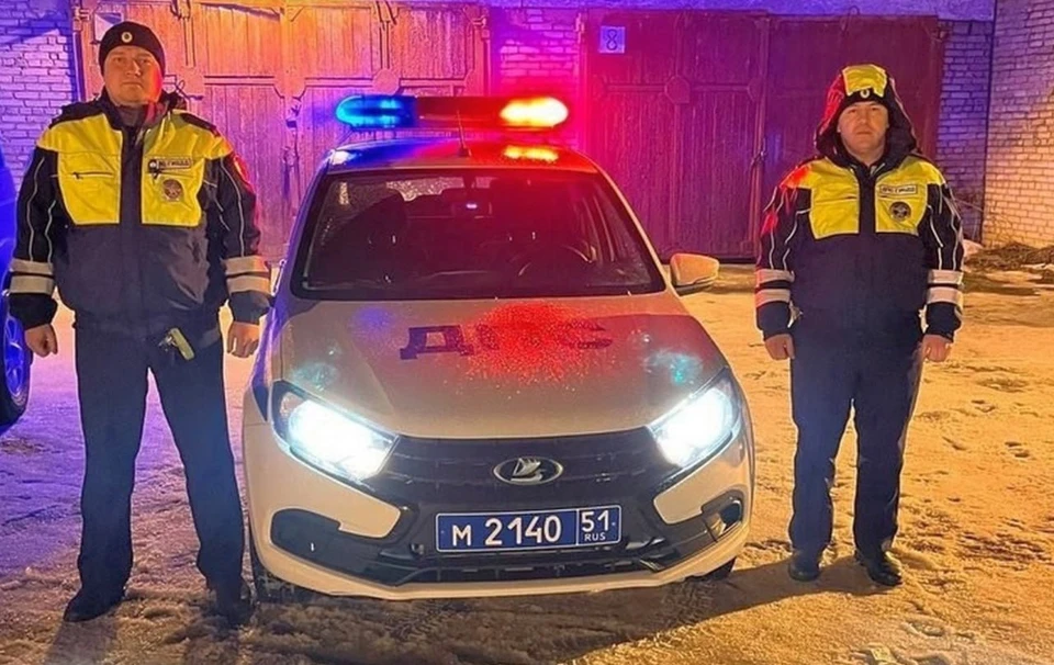 В Кандалакше инспекторы ДПС оказали помощь девушке, которая ехала на Mazda и застряла в сугробе. Фото: t.me/mvd_51