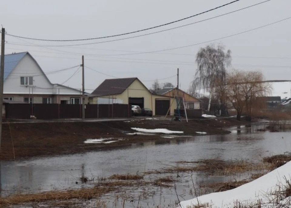 Объем снега не велик, но почва не успевает впитывать воду