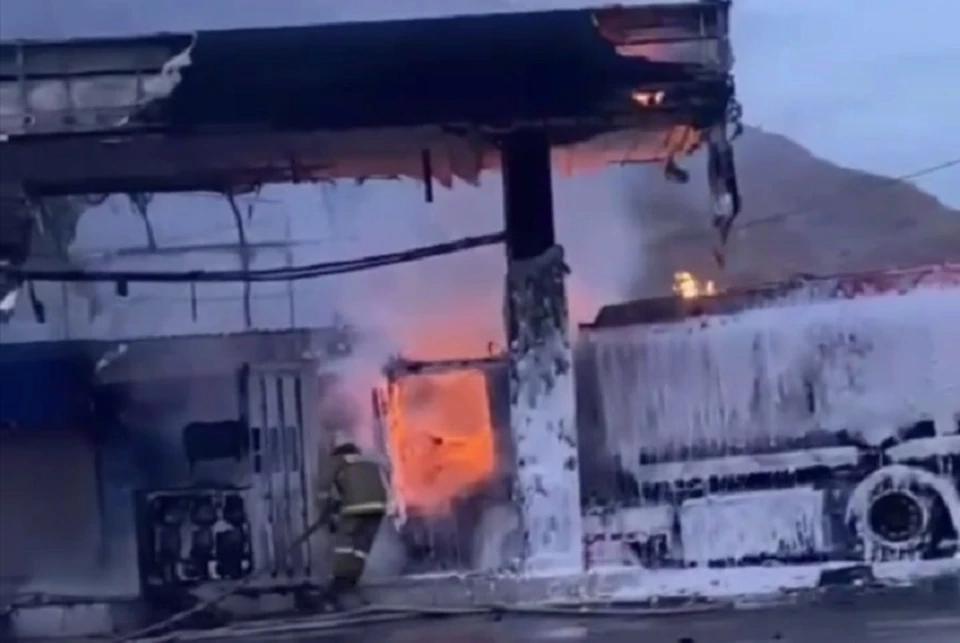 На выезде из города загорелись кабина бензовоза и заправка