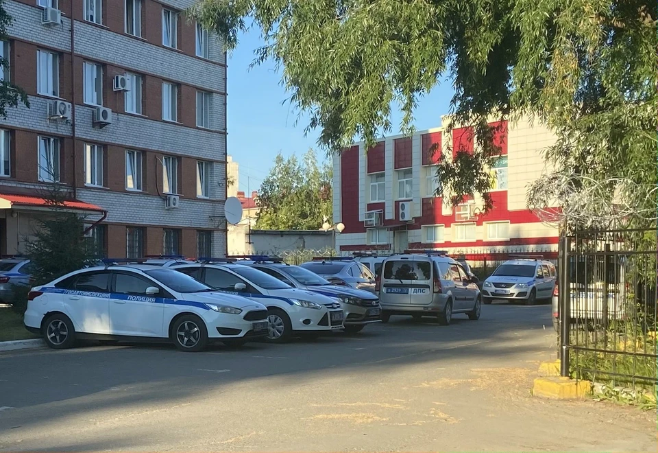 Полицейские и волонтеры вели активные поиски по всему городу.