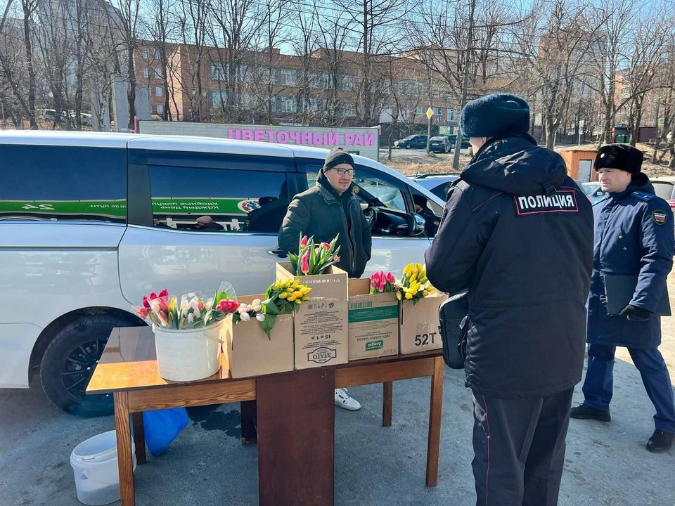 Машины торговцев, которые препятствуют движению транспорта, эвакуируют. Фото: администрация Владивостока