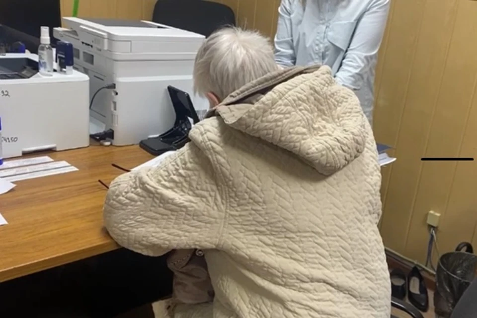 Скрин с видео. Бабушку из Сургута мошенники обманули на 650 тысяч рублей