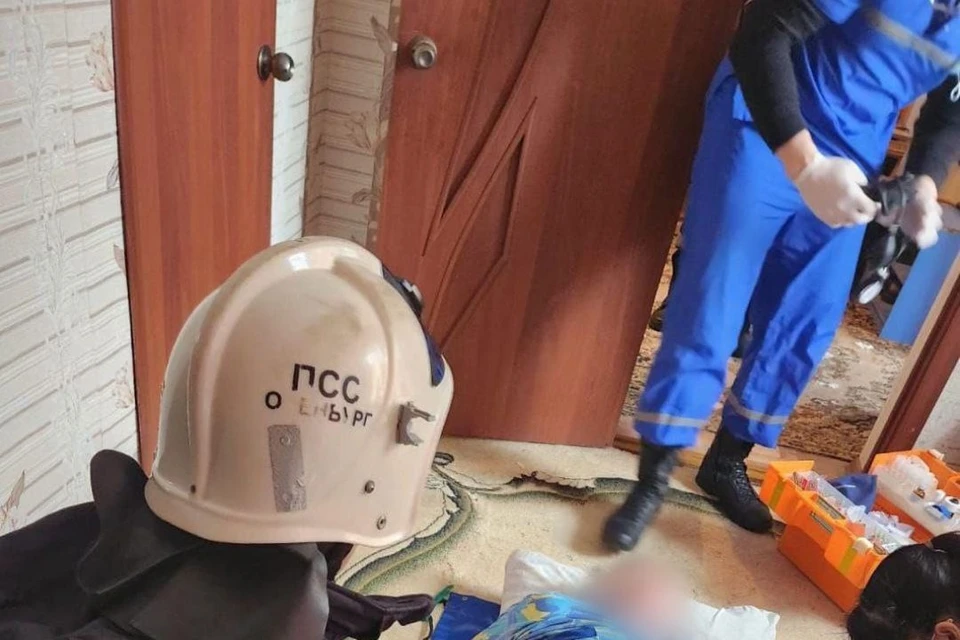 При помощи слесарного инструмента специалисты вскрыли дверь и обнаружили лежащую на полу 70-летнюю пенсионерку с признаками инсульта