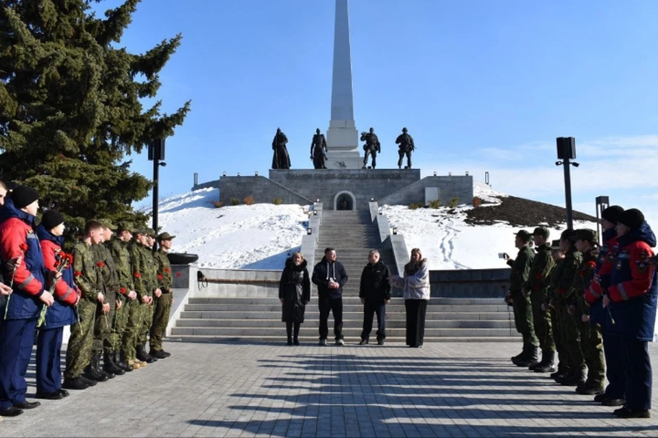 На Острой могиле произошла передача кисета с землей. Фото отряда "Ворошиловец"