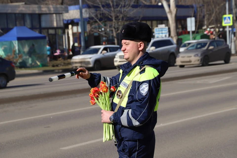 Вместо привычной проверки документов дорожные полицейские вручали автоледи весенние букеты. Фото: МВД ЛНР