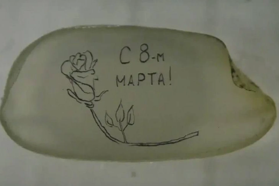 Новосибирский левша нарисовал поздравление с 8 марта на рисовом зерне. Фото: Владимир Анискин
