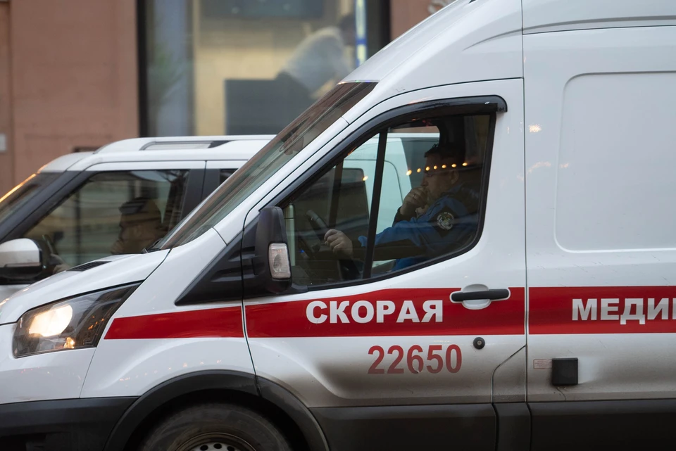 Пешехода с травмами доставили в реанимацию.