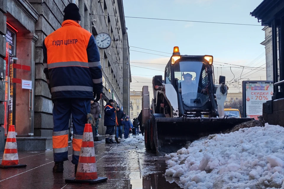 Дорожники начали отмывку улиц Петербурга, не дожидаясь сезона уборок.
