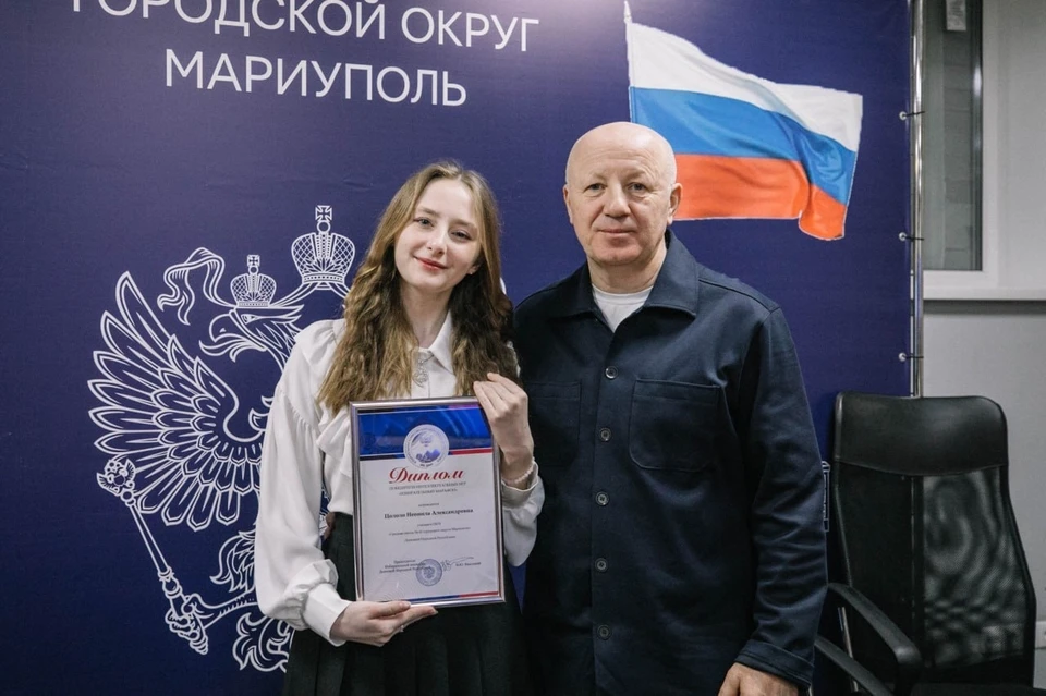 Глава Мариуполя поздравил школьников с прекрасными результатами и пожелал им дальнейших успехов в учебе. Фото: ТГ/ Моргун
