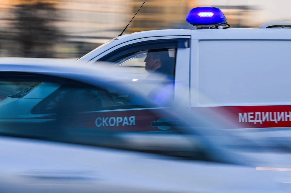 Медики оказывают пострадавшим квалифицированную помощь
