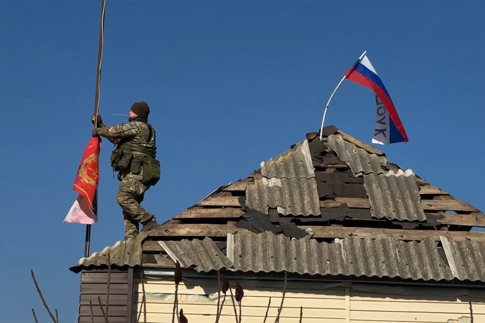 Флаг подразделения поднят над освобожденном поселком