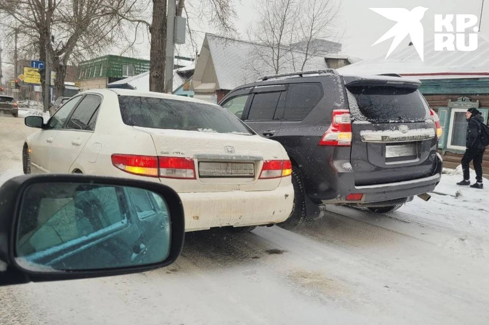 Из-за аварии движение на участке затруднено, водители ищут объездные пути. Фото: очевидец происшествия.