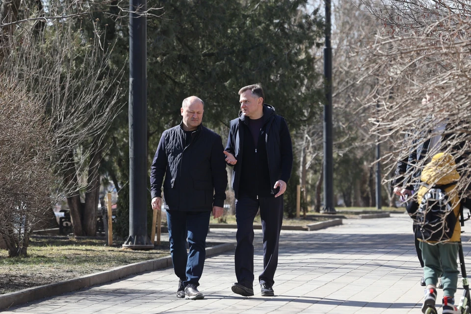 Юрий Слюсарь поздравил Александра Скрябина с избранием на должность главы донской столицы. Фото: Пресс-служба губернатора Ростовской области.